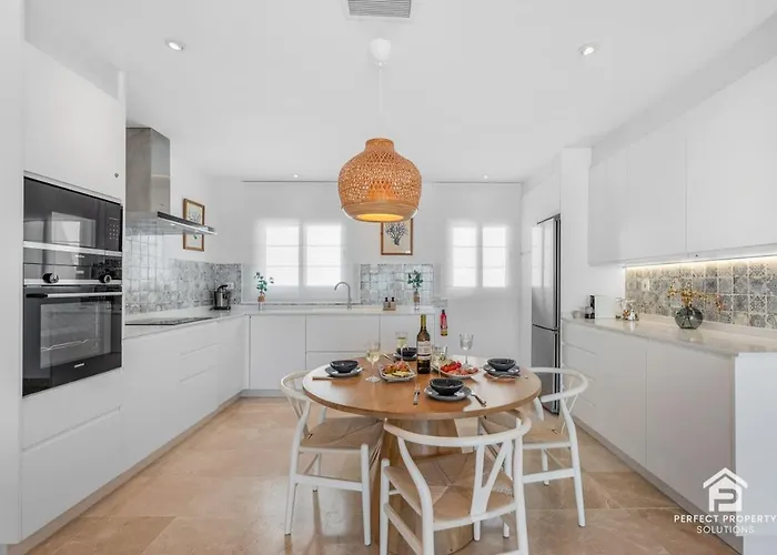 Paraiso Pueblo Penthouse - Rooftop Views & Garage Apartment Estepona